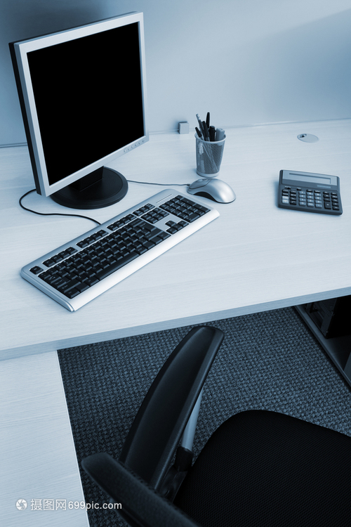 辦公室木制桌上的現(xiàn)代計(jì)算機(jī) 企業(yè)汽車(chē)出租的數(shù)字化革新